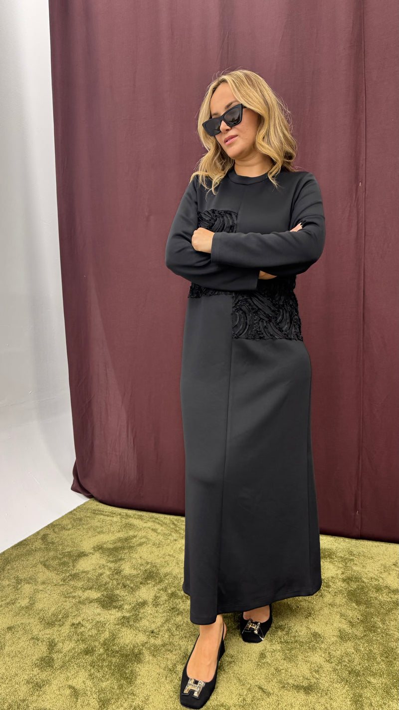 NAKIŞ DETAYLI ELBİSE